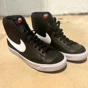 NWT Black Nike Mid Vintage '77b Blazers